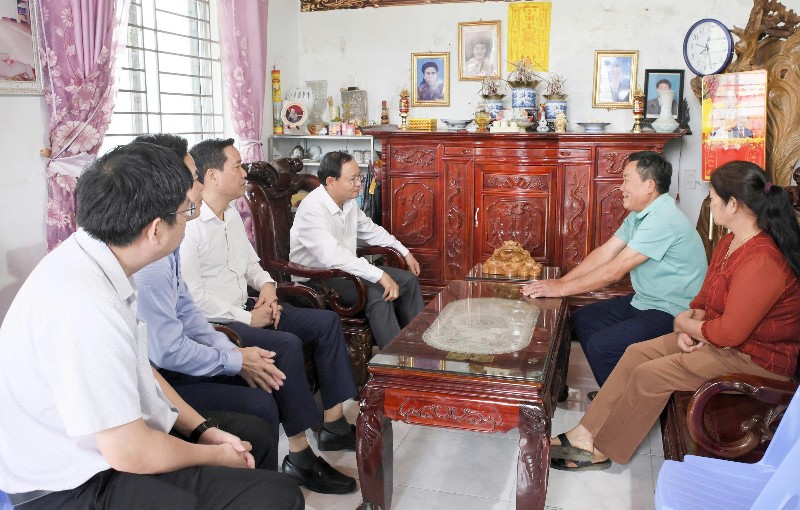 Bí thư Tỉnh uỷ Lê Minh Ngân thăm, tặng quà gia đình chính sách, người có công phường Đoàn Kết và Tân Phong 