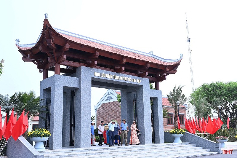 Người dân thành kính tưởng nhớ, tri ân Tổng Bí thư Hà Huy Tập