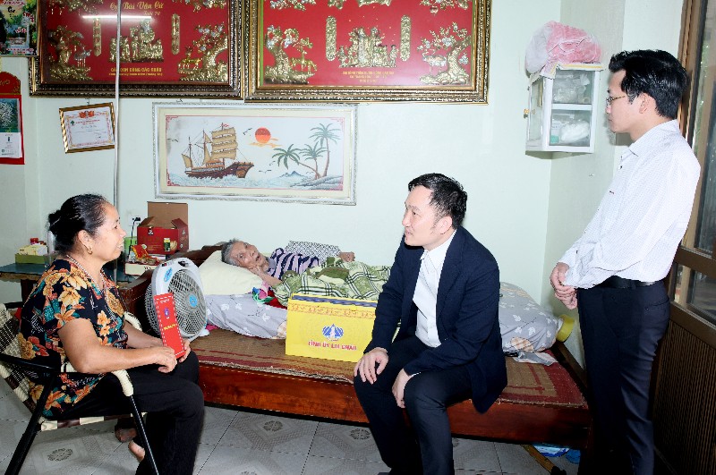 Phó Bí thư Thường trực Tỉnh uỷ Nguyễn Tuấn Anh thăm, tặng quà hộ nghèo, gia đình chính sách 