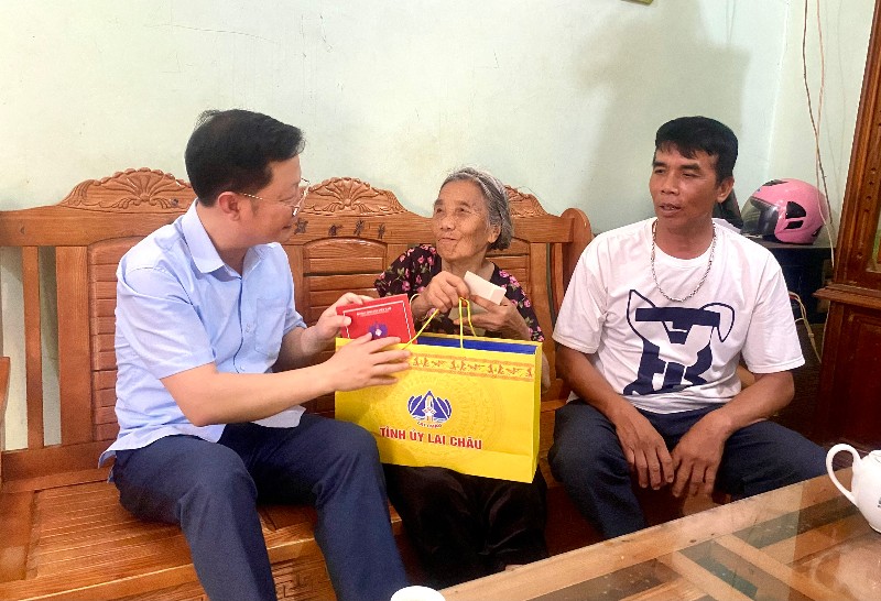 Phó Bí thư Tỉnh ủy Nguyễn Ngọc Vinh thăm, tặng quà người có công, hộ nghèo, cận nghèo tại xã Sin Suối Hồ 