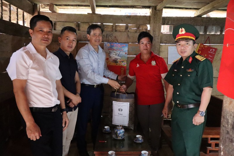 Đoàn công tác của tỉnh thăm, tặng quà gia đình người có công và hộ nghèo nhân dịp 30/4 – 1/5