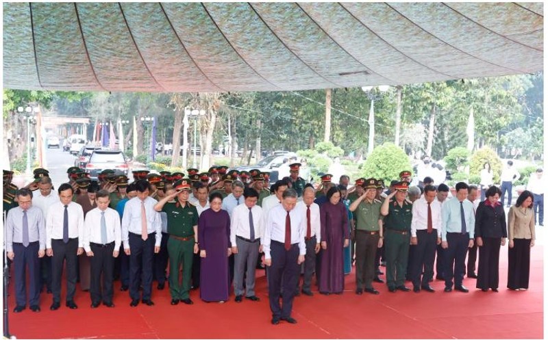 Tổng Bí thư, Chủ tịch nước Tô Lâm dâng hương tưởng niệm các Anh hùng liệt sĩ tại Tây Ninh