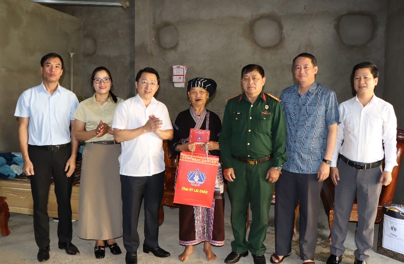 Phó Bí thư Tỉnh ủy thăm, tặng quà gia đình người có công, hộ nghèo nhân dịp 30/4 – 1/5