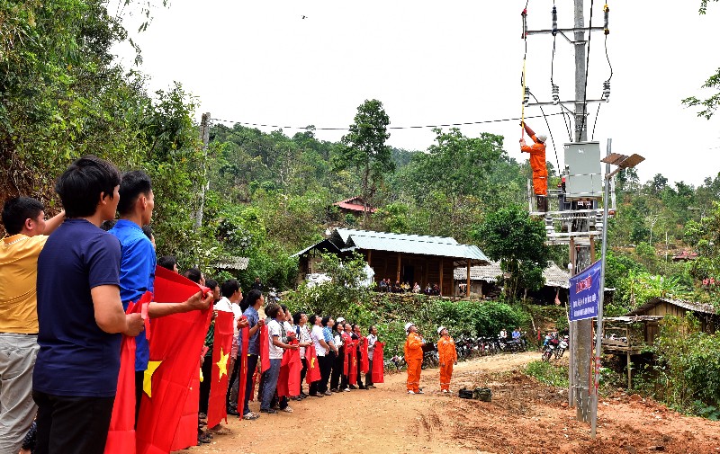 Công ty Điện lực Lai Châu tổ chức đóng điện cho bản Tia Ma Mủ