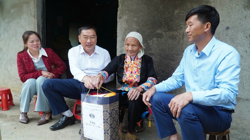 Đồng chí Tống Thanh Bình - Phó Chủ tịch Thường trực Ủy ban MTTQ Việt Nam tỉnh thăm, tặng quà gia đình chính sách và hộ nghèo nhân dịp 30/4-1/5