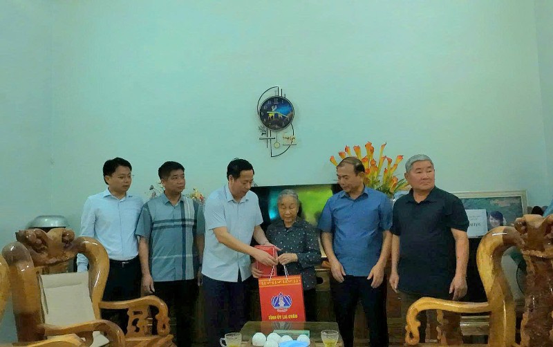 Đồng chí Hà Quang Trung - Phó Bí thư Tỉnh ủy, Chủ tịch UBND tỉnh cùng đoàn công tác thăm, tặng quà gia đình chính sách nhân dịp 30/4 – 1/5