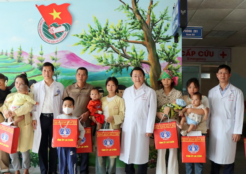 Trao 30 suất quà cho bệnh nhân có hoàn cảnh khó khăn