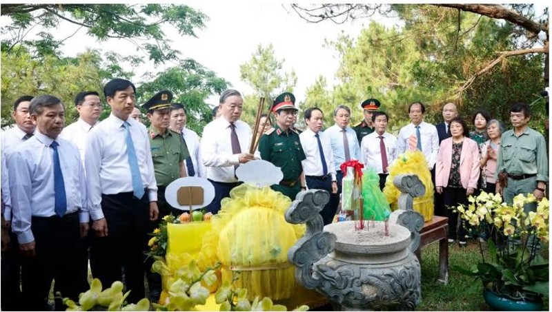 Dâng hương tưởng niệm Đại tướng Võ Nguyên Giáp và các anh hùng liệt sĩ tại Quảng Trị