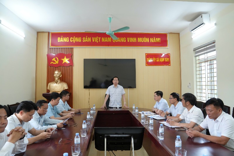 Đồng chí Hà Quang Trung - Chủ tịch UBND tỉnh cùng đoàn công tác thăm, tặng quà và kiểm tra tình hình thực tế tại xã Nậm Tăm