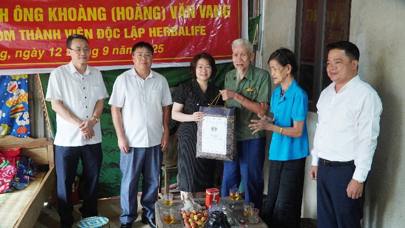 Đồng chí Lê Thị Hường thăm, tặng quà gia đình người có công và hộ nghèo nhân dịp 30/4 – 1/5