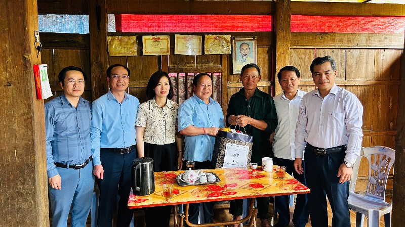 Phó Chủ tịch Thường trực UBND tỉnh Tống Thanh Hải thăm tặng quà gia đình chính sách, người có công, hộ có hoàn cảnh khó tại các xã: Nậm Cuổi, Nậm Mạ, Pu Sam Cáp