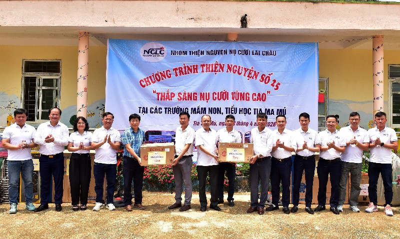 Tặng quà cho học sinh tại điểm trường bản Tia Ma Mủ