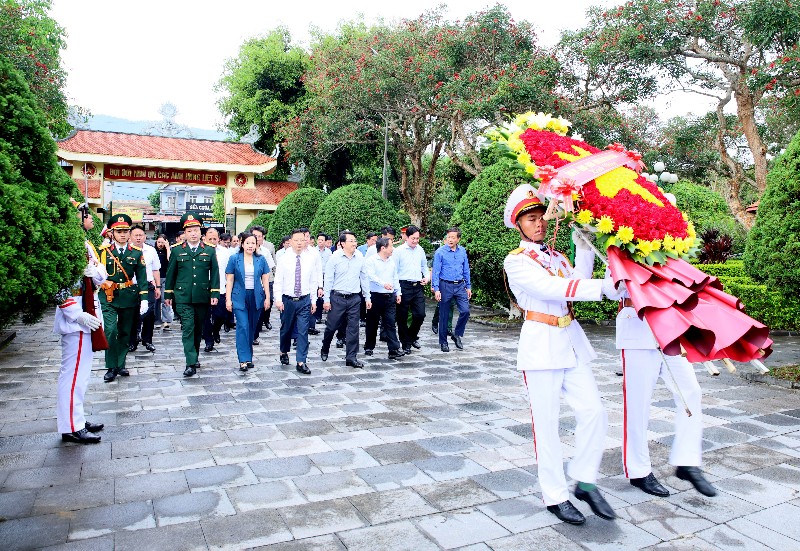 Đoàn đại biểu Tỉnh ủy, HĐND, UBND, Ủy ban MTTQ Việt Nam tỉnh dâng hương viếng Nghĩa trang Liệt sĩ tỉnh và dâng hoa Tượng đài Bác Hồ