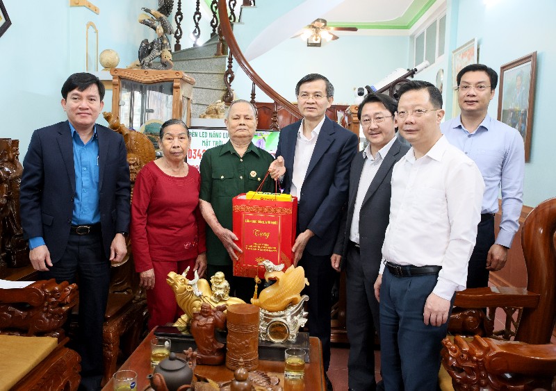 Đoàn công tác lãnh đạo Đảng, Nhà nước thăm, tặng quà gia đình chính sách, hộ nghèo, người lao động có hoàn cảnh khó khăn trên địa bàn tỉnh Lai Châu