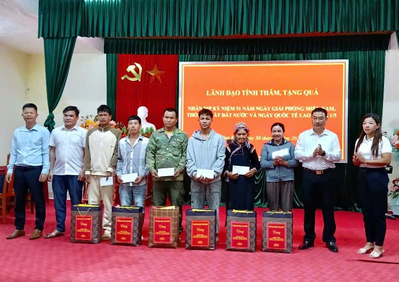 Đồng chí Tống Thanh Bình thăm, tặng quà gia đình chính sách, hộ nghèo nhân dịp 30/4 – 1/5