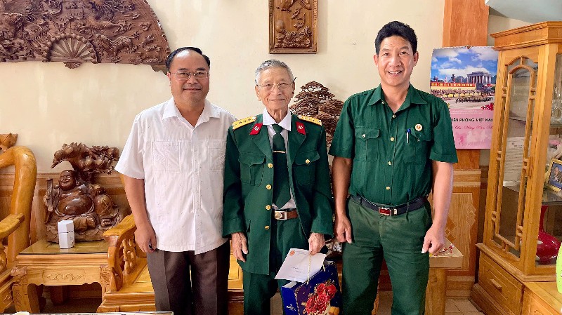 Thăm tặng quà nhân kỷ niệm 72 năm chiến thắng Điện Biên Phủ