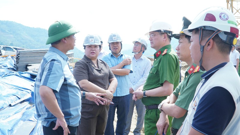 Kiểm tra hiện tượng nứt gây sụt lún mái taluy tại công trình xây dựng Trường Phổ thông nội trú liên cấp Tiểu học và THCS xã Dào San 