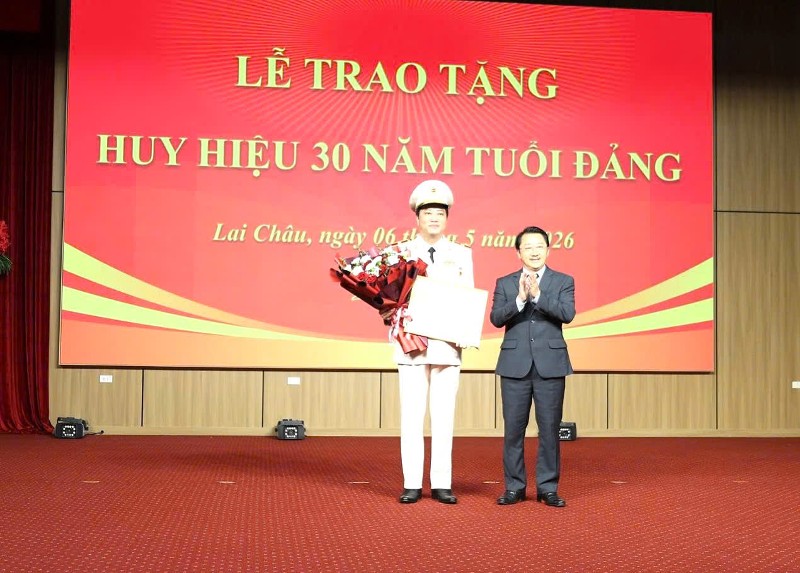 Lễ công bố quyết định và trao tặng Huy hiệu 30 năm tuổi Đảng