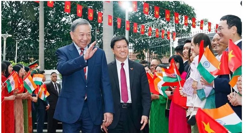 Tổng Bí thư, Chủ tịch nước Tô Lâm gặp gỡ cán bộ Đại sứ quán và cộng đồng người Việt Nam tại Ấn Độ
