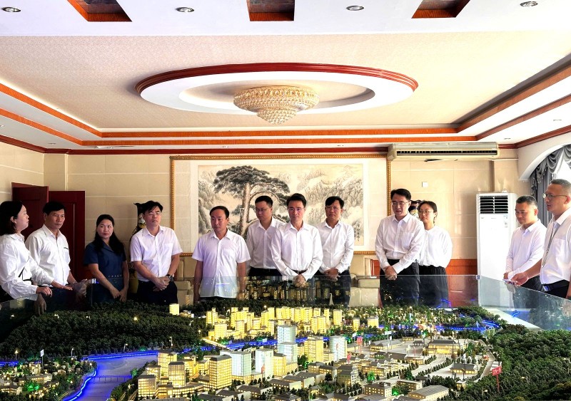 Đoàn công tác tỉnh Lai Châu thăm, làm việc tại châu Hồng Hà, tỉnh Vân Nam, Trung Quốc