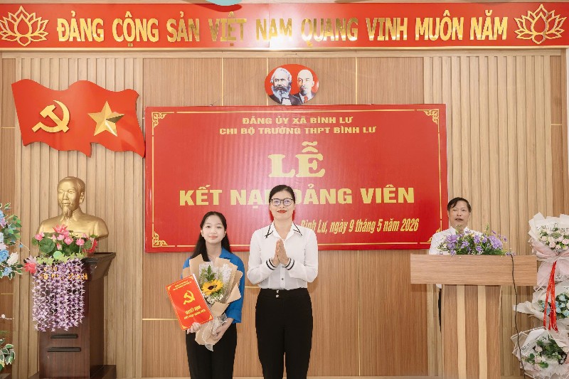 Kết nạp 6 học sinh ưu tú vào Đảng