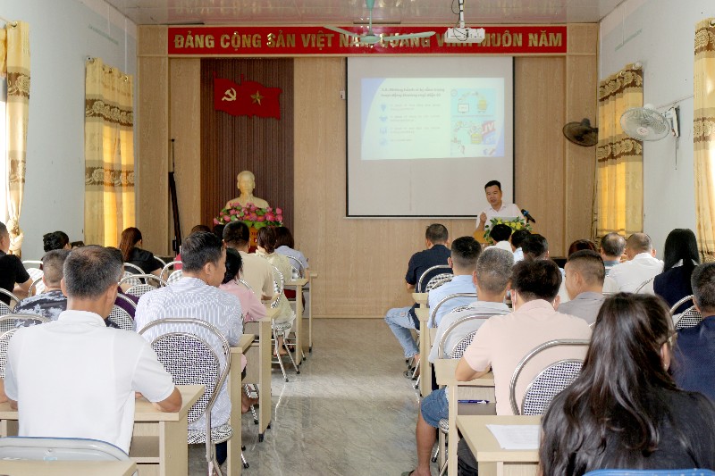 Tập huấn thương mại điện tử, xây dựng “mô hình chợ số” tại xã Than Uyên