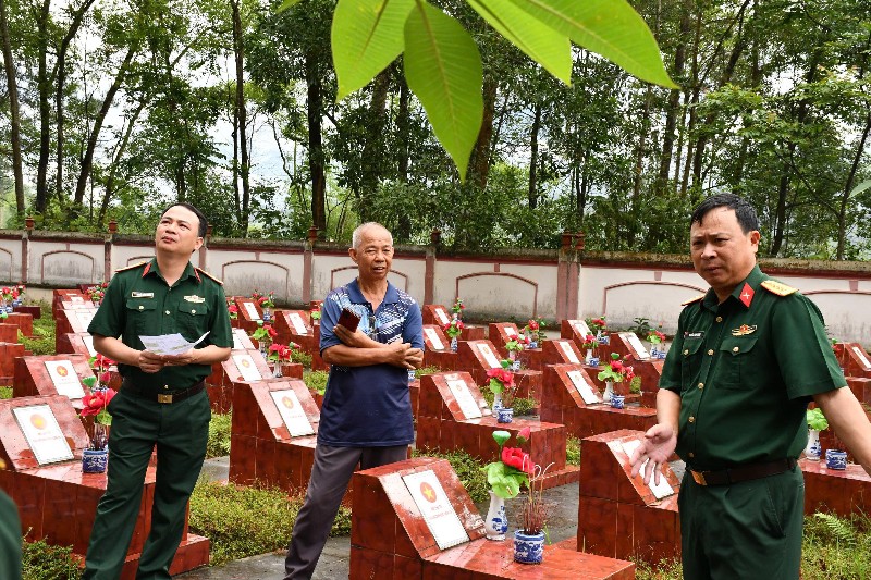 Đoàn công tác Ban Chỉ đạo về tìm kiếm, quy tập và xác định danh tính hài cốt liệt sĩ Quân khu 2 khảo sát tại Nghĩa trang liệt sĩ xã Than Uyên