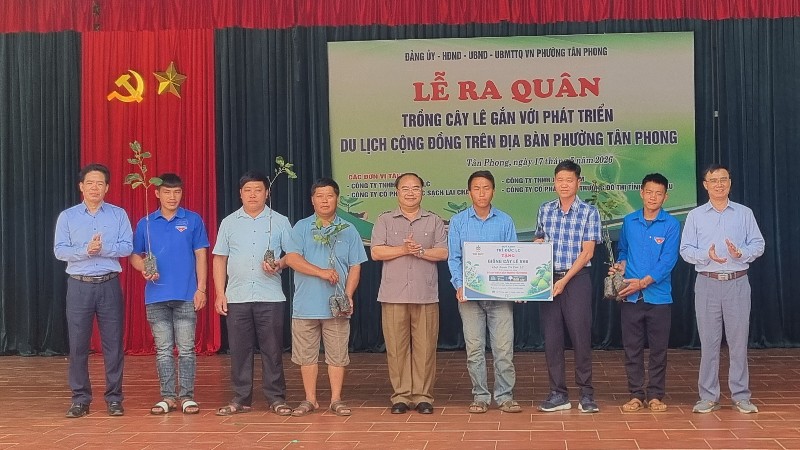 Lễ phát động ra quân trồng cây lê gắn với phát triển du lịch cộng đồng 