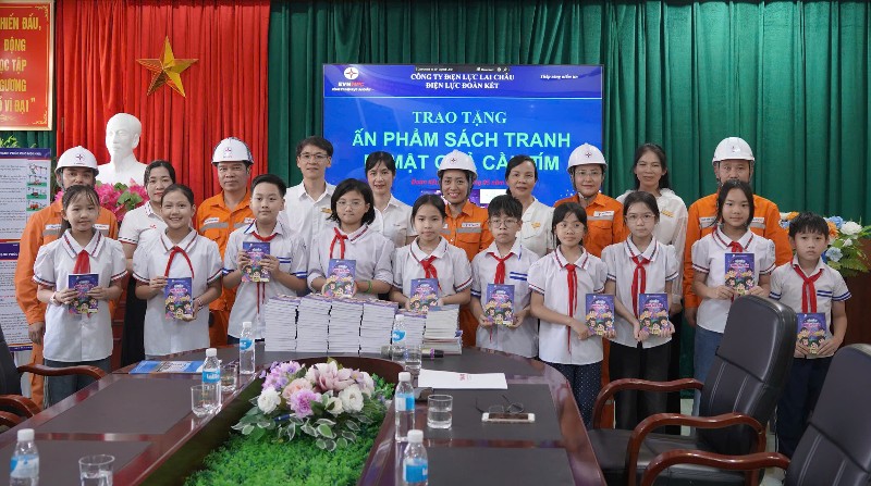 Điện lực Đoàn Kết trao tặng 100 ấn phẩm sách tranh “Bí mật quả cầu tím” 
