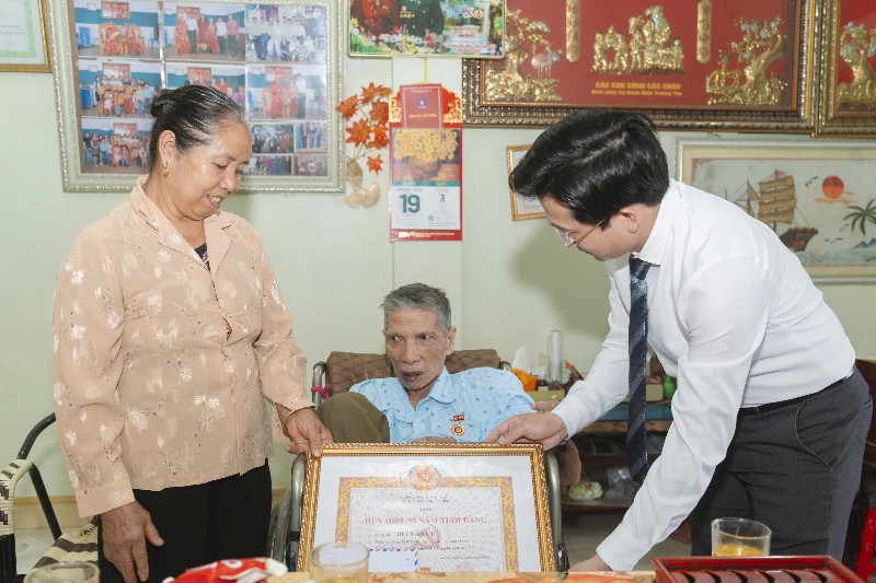     Đảng bộ xã Bình Lư trao Huy hiệu Đảng cho 9 đảng viên lão thành