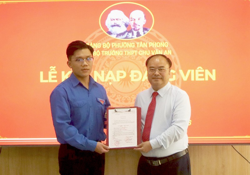 Chi bộ Trường THPT Chu Văn An kết nạp 10 đảng viên 