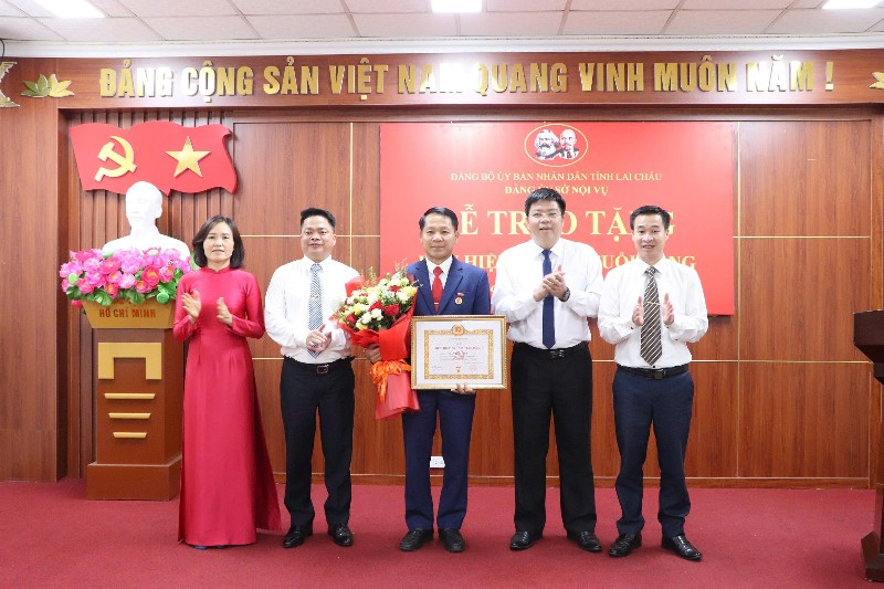 Đảng ủy Sở Nội vụ trao tặng Huy hiệu 30 năm tuổi Đảng