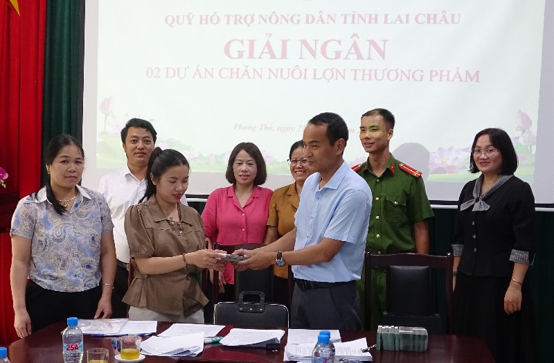 Giải ngân Quỹ Hỗ trợ nông dân cho 2 dự án nuôi lợn thương phẩm tại xã Phong Thổ