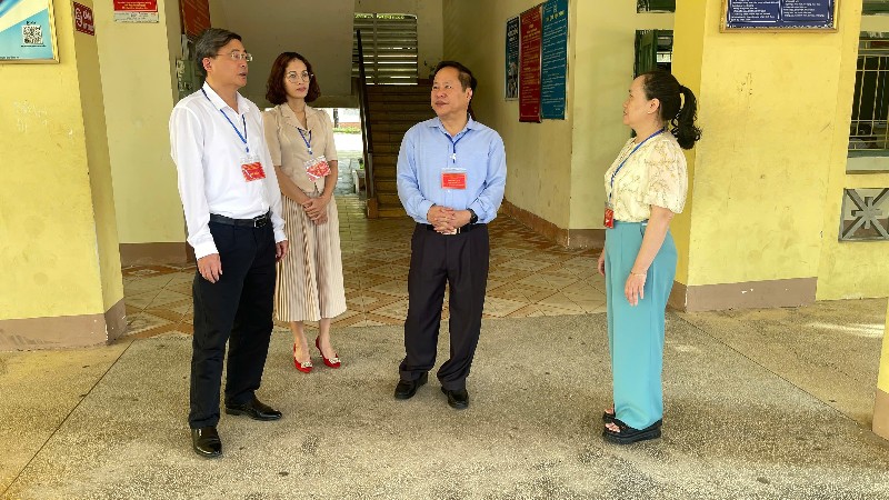 Đồng chí Tống Thanh Hải kiểm tra công tác thi tuyển sinh lớp 10