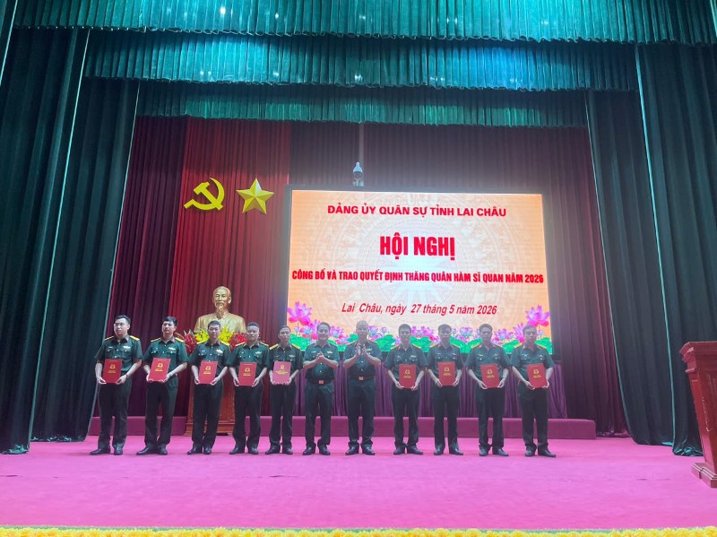 Đảng ủy Quân sự tỉnh Lai Châu trao quyết định thăng quân hàm sĩ quan năm 2026