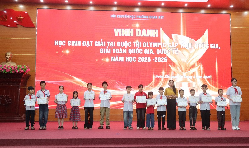 Hội nghị tuyên dương nhà giáo, học sinh đạt thành tích cao trong năm học 2025-2026