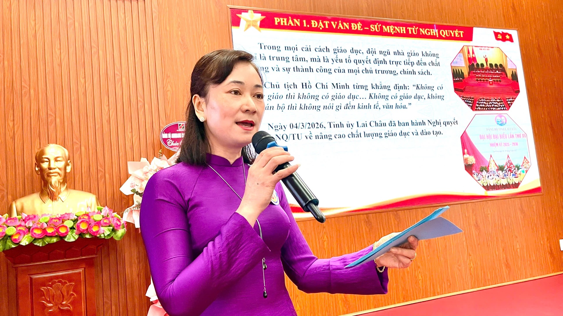Thí sinh Nguyễn Thị Minh Nguyệt – Bí thư Chi bộ, Hiệu trưởng Trường Tiểu học San Thàng thể hiện phần thi thuyết trình