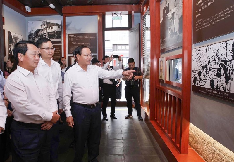 Bí thư Tỉnh uỷ Lê Minh Ngân thăm Khu di tích lịch sử Chủ tịch Hồ Chí Minh và Nhà máy sản xuất của Tập đoàn Bối Thái Ni, tỉnh Vân Nam, Trung Quốc
