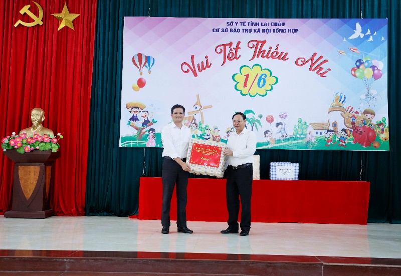 Bí thư Tỉnh ủy Lê Minh Ngân thăm, tặng quà thiếu nhi tại Cơ sở Bảo trợ xã hội tổng hợp tỉnh