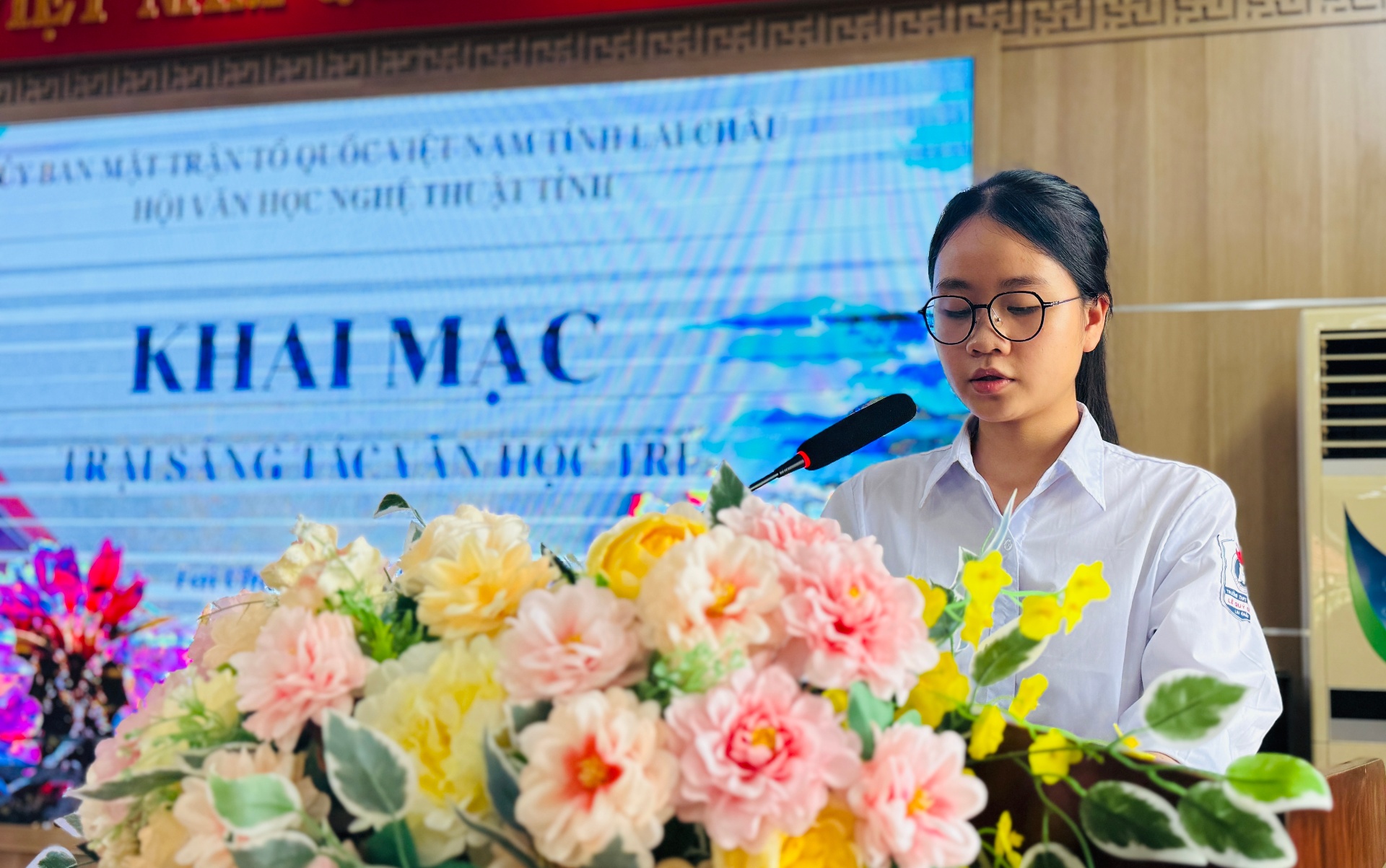 Em Phạm Khánh Vy học sinh lớp 10 chuyên Văn Trường THPT chuyên Lê Quý Đôn đại diện phát biểu cảm tưởng