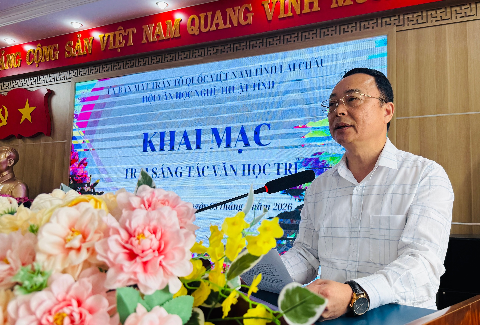 Đồng chí Phạm Văn Hải, Chủ tịch Hội Văn học Nghệ thuật tỉnh Lai Châu phát biểu khai mạc Trại sáng tác 