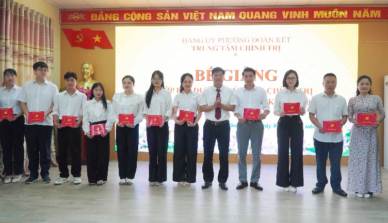 65 học viên hoàn thành chương trình bồi dưỡng lý luận chính trị cho đảng viên mới