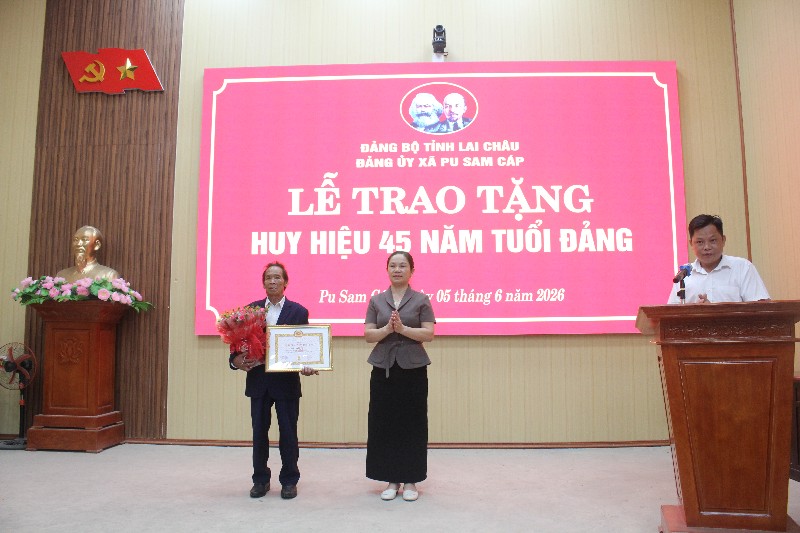 Trao tặng Huy hiệu 45 năm tuổi Đảng cho đảng viên