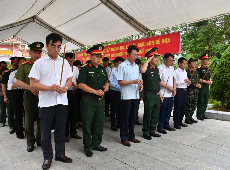 Lễ dâng hương lấy mẫu giám định ADN liệt sỹ tại Nghĩa trang Liệt sỹ Than Uyên