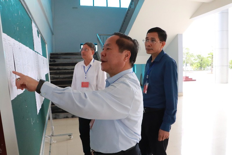 Đồng chí Tống Thanh Hải - Phó Chủ tịch Thường trực UBND tỉnh kiểm tra công tác coi thi tốt nghiệp THPT năm 2026 tại 2 điểm thi Trường THPT chuyên Lê Quý Đôn và Trường THPT Chu Văn An 