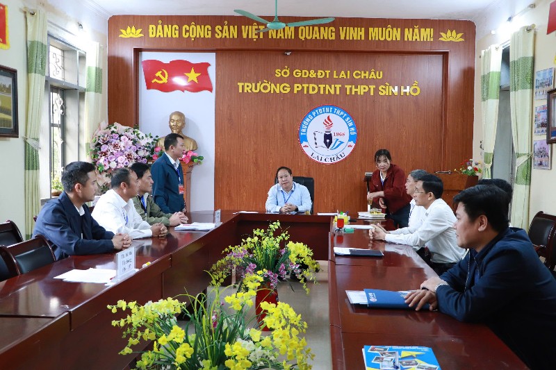 Đồng chí Tống Thanh Hải - Phó Chủ tịch Thường trực UBND tỉnh kiểm tra công tác coi thi tốt nghiệp THPT năm 2026 tại xã Sìn Hồ