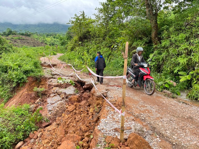Sạt nền tuyến đường trên địa bàn xã Hồng Thu ước thiệt hại khoảng 600 triệu đồng