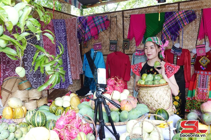 Đưa nông sản lên không gian số