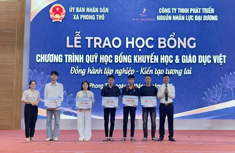 Trao học bổng “Chương trình quỹ học bổng khuyến học và giáo dục Việt”