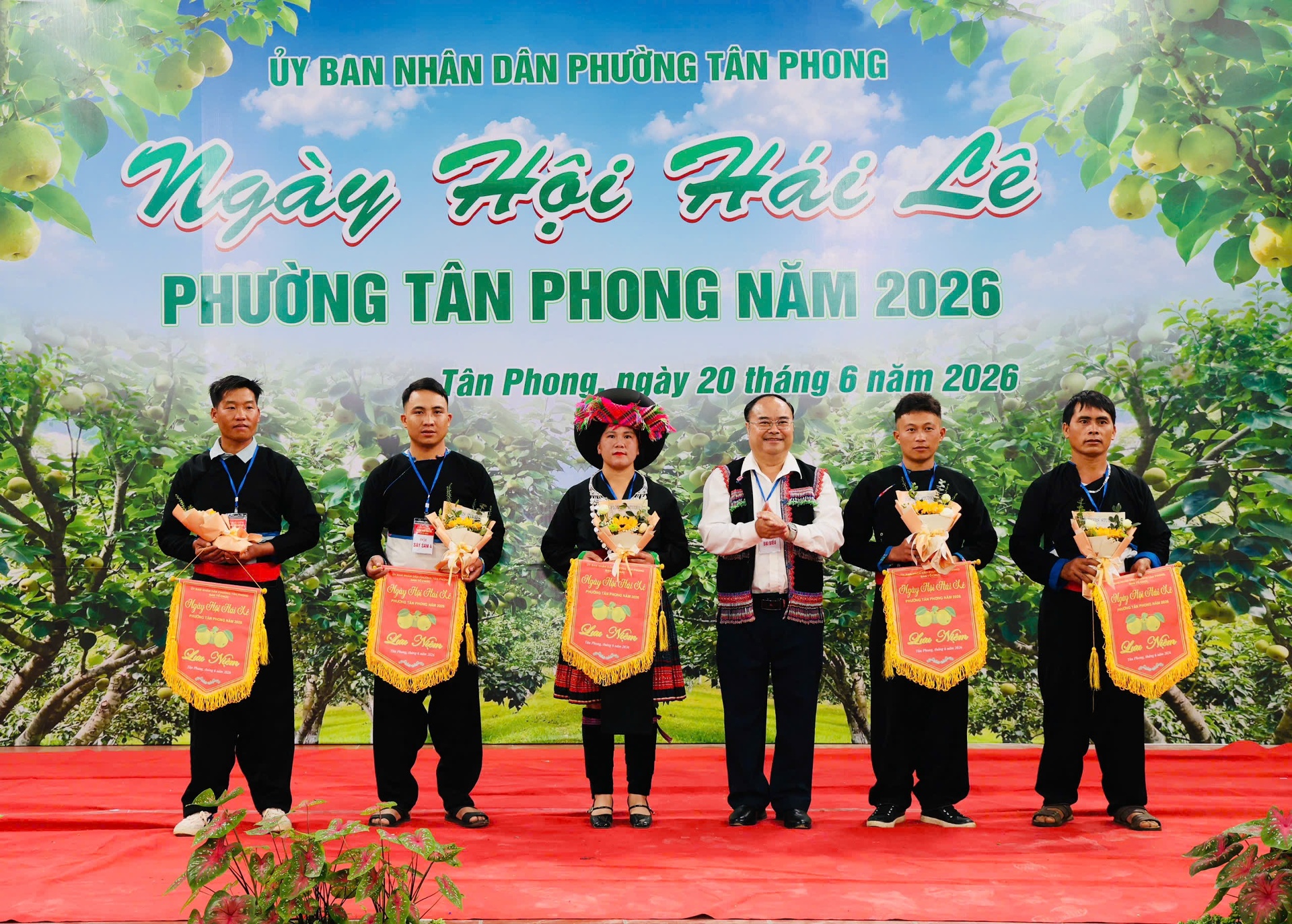 Ban tổ chức chao cờ lưu niệm cho các đội thi tham gia Ngày hội 